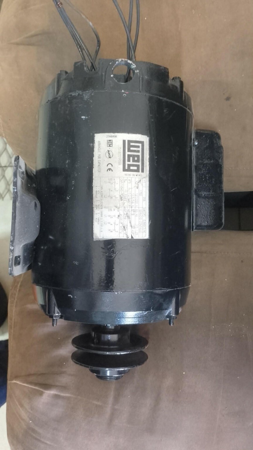 Motor WEG negro con polea para transmisión